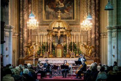 Wiener Kammersymphonie tocando Las Cuatro Estaciones de Vivaldi en la Iglesia Minoriten de Viena